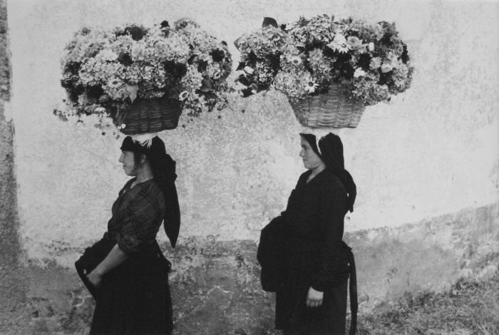 Edouard Boubat, Femmes aux Fleurs, Portugal